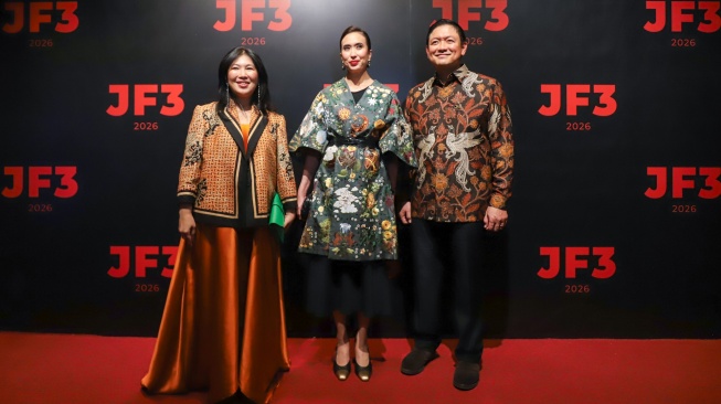 Chairman JF3 Soegianto Nagaria (kanan), Menteri Pariwisata RI Widiyanti Putri Wardhana (tengah) dan Advisor JF3 sekaligus Founder LAKON Indonesia Thresia Mareta (kiri) berfoto bersama saat pembukaan dan Gala Dinner JF3 Fashion Festival 2026 di Summarecon Mall Kelapa Gading, Jakarta, Rabu (22/7/2026). [Suara.com/Alfian Winanto]