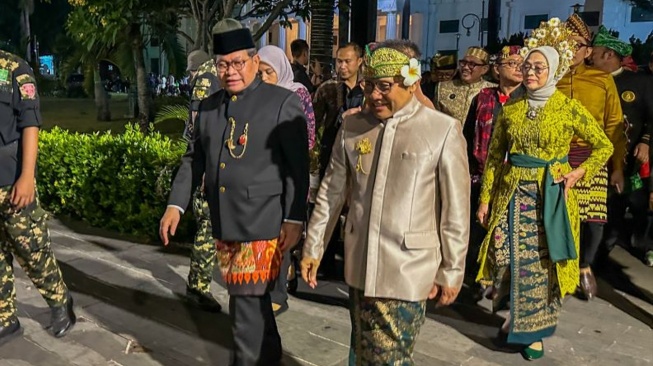 Gubernur DKI Jakarta Pramono Anung (kiri) bersama Ketua Umum Dewan Pengurus Pusat Partai Kebangkitan Bangsa Abdul Muhaimin Iskandar (kedua kiri) berjalan menuju Taman Fatahillah, Jakarta, Rabu (22/7/2026) malam. (ANTARA/Rio Feisal)