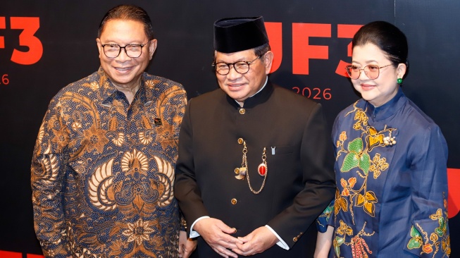 Gubernur DKI Jakarta Pramono Anung (tengah) ditemani sang istri Endang Nugrahani (kanan) bersama President Director Summarecon Adrianto P. Adhi (kanan) berfoto bersama saat pembukaan dan Gala Dinner JF3 Fashion Festival 2026 di Summarecon Mall Kelapa Gading, Jakarta, Rabu (22/7/2026). [Suara.com/Alfian Winanto]