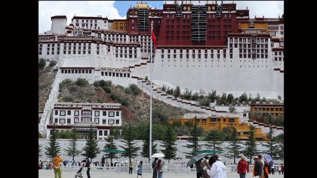 Sejumlah pengunjung berfoto di Lapangan Istana Potala di kota Lhasa, Daerah Otonom Xizang, China, Selasa (21/7/2026). [ANTARA FOTO/Desca Lidya Natalia/bar]
