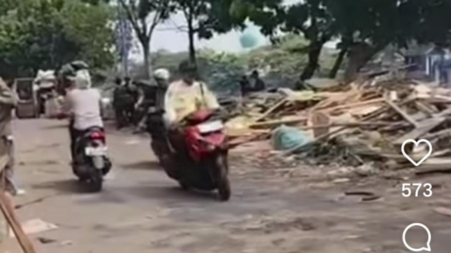Sebanyak 15 bangunan semi permanen yang mengganggu akses jalan di bantaran sisi timur Kali Cengkareng Drain, Kapuk, Cengkareng, Jakarta Barat, ditertibkan petugas gabungan pada Kamis (23/7/2026). [Instagram]