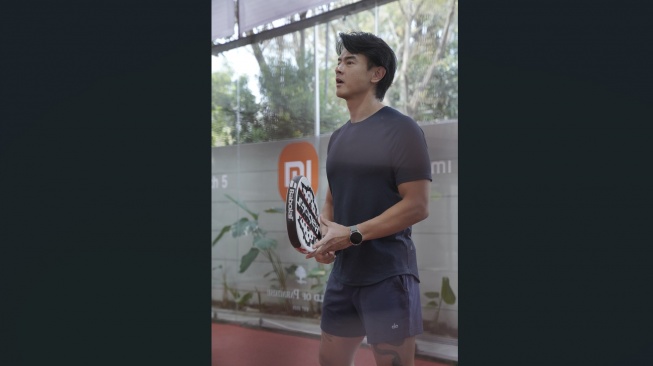 Dion Wiyoko dengan Xiaomi Watch 5. [Xiaomi]