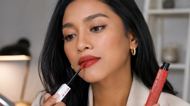 13 Shade Maybelline Superstay Matte Ink untuk Bibir Gelap, Awet 16 Jam dan Anti Luntur!