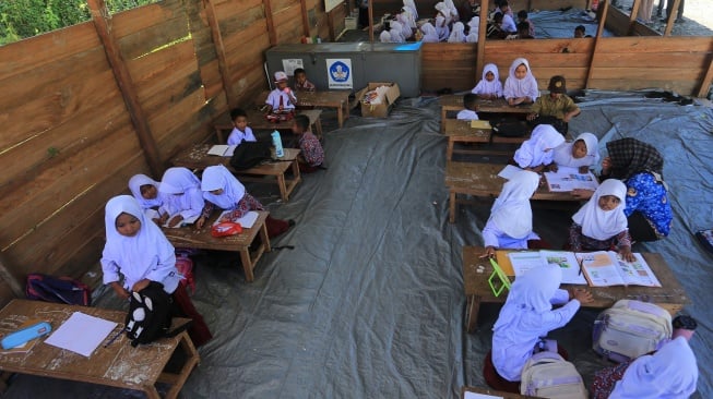 Sejumlah siswa belajar di ruang kelas Sekolah darurat Sekolah Dasar Negeri (SDN) 1 Beutong Ateuh Banggalang, Desa Kuta Teungoh, Nagan Raya, Aceh, Kamis (23/7/2026). [ANTARA FOTO/Syifa Yulinnas/nz] 