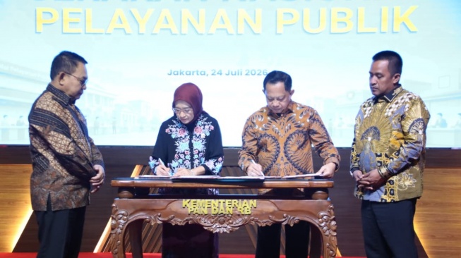 Mendagri, MenPAN-RB, dan Wakil Ketua Ombudsman Republik Indonesia menandatangani Surat Edaran Bersama Gerakan Nasional Pelayanan Publik, Jumat (24/7/2026).(Dok: Kemendagri)