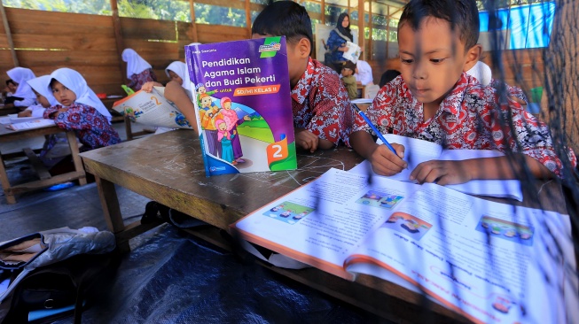 Sejumlah siswa belajar di ruang kelas Sekolah darurat Sekolah Dasar Negeri (SDN) 1 Beutong Ateuh Banggalang, Desa Kuta Teungoh, Nagan Raya, Aceh, Kamis (23/7/2026). [ANTARA FOTO/Syifa Yulinnas/nz]