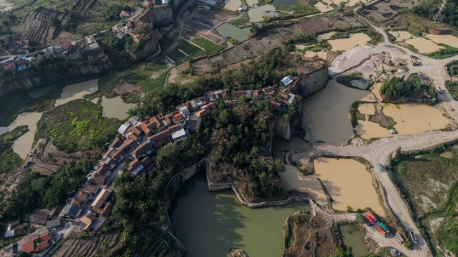 Foto udara kawasan permukiman warga di dekat area tambang galian C yang telah ditutup di Mancak, Kabupaten Serang, Banten, Kamis (23/7/2026). [ANTARA FOTO/Muhammad Bagus Khoirunas/wsj]
