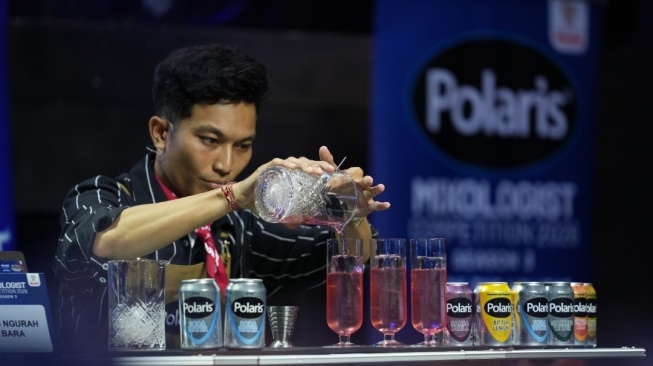 Mengenal Profesi Mixologist, Peracik Minuman yang Kini Makin Diburu Industri F&B