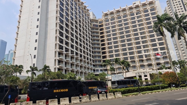 Kondisi Terkini Hotel Sultan: Lengang, Dipagari Beton dan Dijaga Kendaraan Taktis Polisi