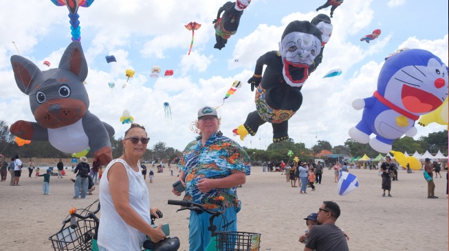 Wisatawan mancanegara mengunjungi acara layangan internasional pada Rare Angon Festival 2026 di Pantai Mertasari, Sanur, Denpasar, Kamis (23/7/2026). [ANTARA FOTO/Nyoman Hendra Wibowo/wsj]