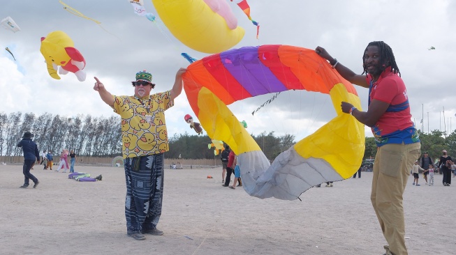 Peserta bersiap menerbangkan layang-layang saat acara layangan internasional pada Rare Angon Festival 2026 di Pantai Mertasari, Sanur, Denpasar, Bali, Kamis (23/7/2026). [ANTARA FOTO/Nyoman Hendra Wibowo/wsj]