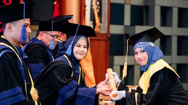 Kisah Zikra Annisa Raih Beasiswa Penuh Hingga Lulus Cum Laude, Komitmen STIE IGI Wujudkan Cita-Cita