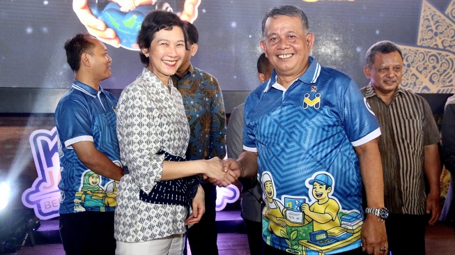 Senior Director of Tokopedia and TikTok Shop Indonesia Vonny Susamto (kiri) dan Wakil Menteri Usaha Mikro, Kecil, dan Menengah Republik Indonesia (UMKM RI) Helvi Yuni Moraza (kanan), menghadiri peresmian Pusat Layanan Usaha Terpadu Koperasi, Usaha Mikro, Kecil dan Menengah (PLUT KUMKM) dalam acara Kemudahan Usaha Mikro Bermitra (Kumitra) Jambore 2026 di Teras Malioboro, Yogyakarta (17/7/2026). [Dok. Tokopedia]
