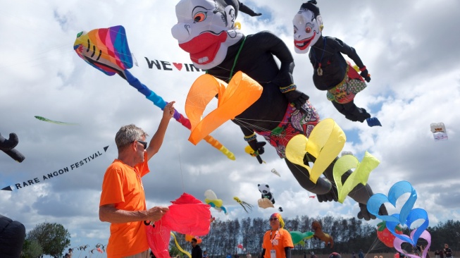 Peserta menerbangkan layang-layang saat acara layangan internasional pada Rare Angon Festival 2026 di Pantai Mertasari, Sanur, Denpasar, Kamis (23/7/2026). [ANTARA FOTO/Nyoman Hendra Wibowo/wsj]