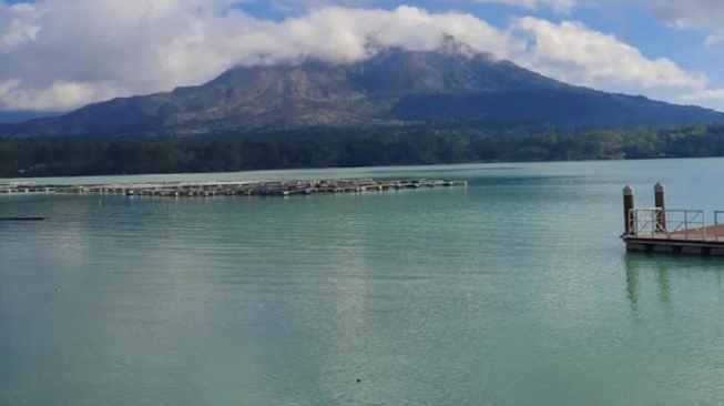 Sebanyak 25 ton ikan budidaya mati akibat fenomena letupan belerang yang terjadi di Danau Batur, Kabupaten Bangli, Bali [SuaraBali.id/Istimewa]