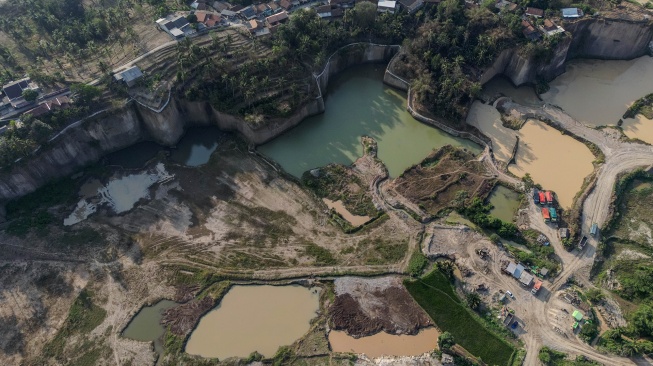 Foto udara kondisi area bekas tambang galian C yang telah ditutup di Mancak, Kabupaten Serang, Banten, Kamis (23/7/2026). [ANTARA FOTO/Muhammad Bagus Khoirunas/wsj]