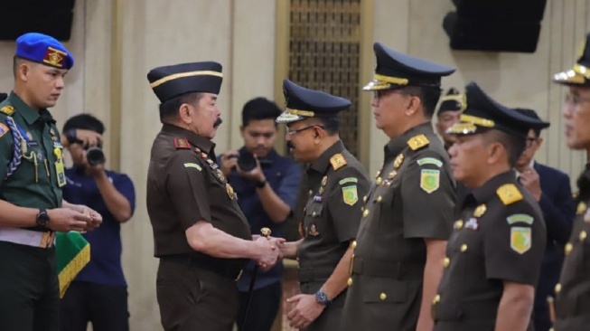 Jaksa Agung Muda Bidang Tindak Pidana Khusus (Jampidsus) Kuntadi (ketiga kanan) dalam prosesi pelantikan di Gedung Kejagung, Jakarta, Jumat (24/7/2026). [ANTARA/HO-Kejaksaan Agung RI]