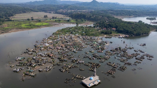 Foto udara permukiman yang kembali muncul di kawasan Bendungan Karian yang mengering di Kampung Somang, Lebak, Banten, Jumat (24/7/2026). [ANTARA FOTO/Muhammad Bagus Khoirunas/YU]
