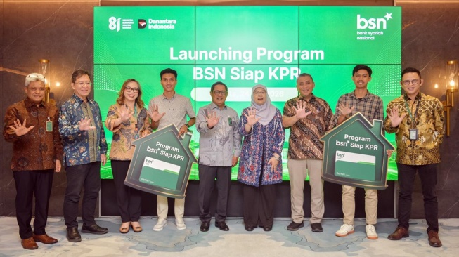 Direktur Consumer Banking PT Bank Syariah Nasional Mochamad Yut Penta (tengah) dan Direktur PT Melayani Sepenuh Hati Marine Novita (kanan) melakukan penandatangan kerja sama disaksikan Direktur Utama PT Bank Syariah Nasional Alex Sofjan Noor pada acara Launching Program BSN Siap KPR di Jakarta, Jumat (24/7/2026). [handout]