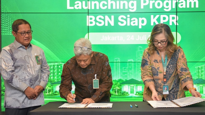 Direktur Consumer Banking PT Bank Syariah Nasional Mochamad Yut Penta (tengah) dan Direktur PT Melayani Sepenuh Hati Marine Novita (kanan) melakukan penandatangan kerja sama disaksikan Direktur Utama PT Bank Syariah Nasional Alex Sofjan Noor pada acara Launching Program BSN Siap KPR di Jakarta, Jumat (24/7/2026). [handout]