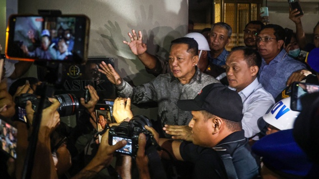 Mantan Jaksa Agung Muda Bidang Tindak Pidana Khusus Febrie Adriansyah (tengah) menjawab pertanyaan wartawan seusai menjalani pemeriksaan di Kejaksaan Agung, Jakarta, Jumat (24/7/2026). [ANTARA FOTO/Darryl Ramadhan/sgd]
