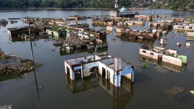 Foto udara sisa puing-puing bangunan rumah yang kembali muncul di kawasan Bendungan Karian yang mengering di Kampung Somang, Lebak, Banten, Jumat (24/7/2026). [ANTARA FOTO/Muhammad Bagus Khoirunas/YU]