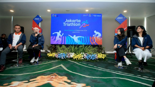 Analis Keolahragaan selaku Ketua Subkelompok Olahraga Prestasi Dinas Remuda dan Olahraga Provinsi DKI Jakarta, Julio Yusuf, Kepala Bidang Pemasaran dan Atraksi Dinas Pariwisata dan Ekonomi Kreatif Provinsi DKI Jakarta, Lucky Wulandari, Ketua Umum Federasi Triathlon Indonesia DKI Jakarta, Michelle Elizabeth Surjaputra, Direktur Komersial PT Pembangunan Jaya Ancol Tbk, Rahmaniar, dan Race Director Jakarta Triathlon 2026, M. Zaky Izzat saat melakuka press conference di Jakarta, Jumat (24/7/2026). [Suara.com/Alfian Winanto]