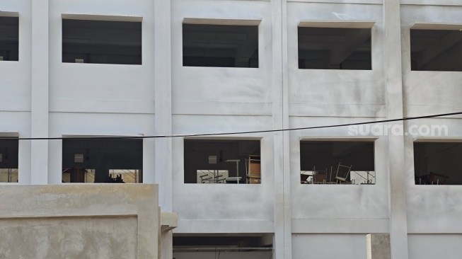 Pembangunan gedung baru SDN Cipete Utara 01 di Kebayoran Baru, Jakarta Selatan, molor hampir setahun dan viral di media sosial. [Suara.com/Adiyoga Priyambodo]
