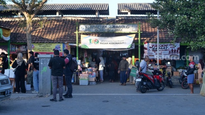 Gerakan Meramaikan Pasar Rakyat (GEMPAR) di Pasar Kebonagung, Kalurahan Sendangagung, Kapanewon Minggir, pada Sabtu (25/7/2026). (Suarajogja.id/Praba Mustika)