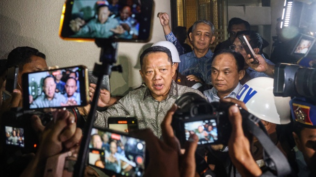 Kejaksaan Agung resmi menahan Febrie Adriansyah sebagai tersangka dugaan tindak pidana pencucian uang (TPPU). (ANTARA FOTO/Darryl Ramadhan)