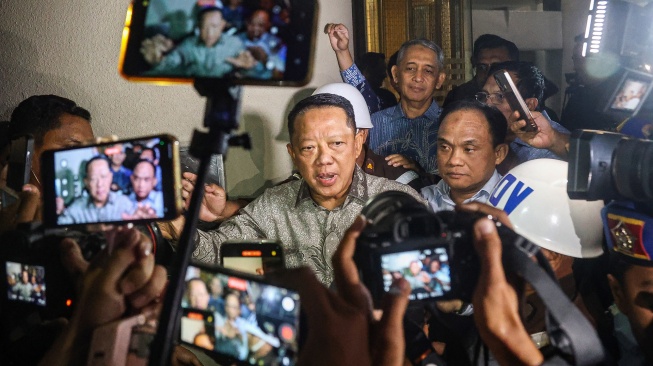 Mantan Jaksa Agung Muda Bidang Tindak Pidana Khusus Febrie Adriansyah (tengah) menjawab pertanyaan wartawan seusai menjalani pemeriksaan di Kejaksaan Agung, Jakarta, Jumat (24/7/2026). [ANTARA FOTO/Darryl Ramadhan/sgd]
