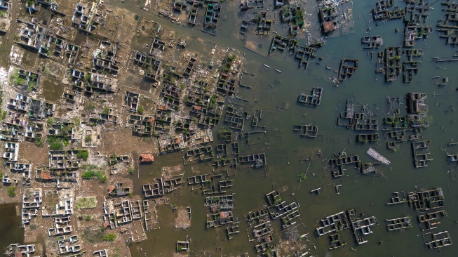 Foto udara permukiman yang kembali muncul di kawasan Bendungan Karian yang mengering di Kampung Somang, Lebak, Banten, Jumat (24/7/2026). [ANTARA FOTO/Muhammad Bagus Khoirunas/YU]