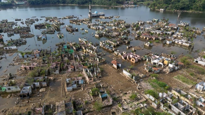 Foto udara sisa puing-puing bangunan rumah yang kembali muncul di kawasan Bendungan Karian yang mengering di Kampung Somang, Lebak, Banten, Jumat (24/7/2026). [ANTARA FOTO/Muhammad Bagus Khoirunas/YU]