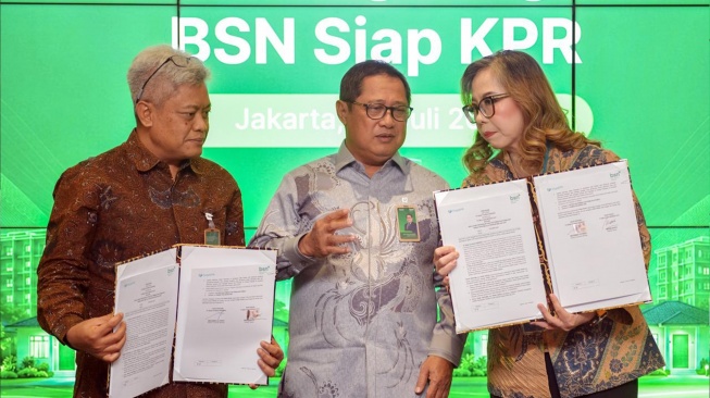 Direktur Consumer Banking PT Bank Syariah Nasional Mochamad Yut Penta (tengah) dan Direktur PT Melayani Sepenuh Hati Marine Novita (kanan) melakukan penandatangan kerja sama disaksikan Direktur Utama PT Bank Syariah Nasional Alex Sofjan Noor pada acara Launching Program BSN Siap KPR di Jakarta, Jumat (24/7/2026). [handout]