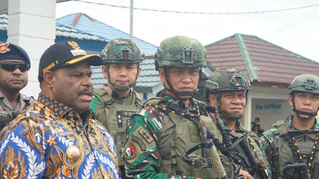 Diwarnai Kontak Tembak, TNI Evakuasi Dua Jenazah Korban OPM di Yahukimo