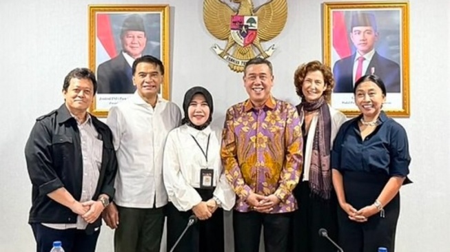 (Dari kiri ke kanan): Arismuda (Balinale Komite), Donny Damara (Balinale Komite), Irini Dewi Wanti (Direktur FMS Kementerian Kebudayaan), Ahmad Mahendra (Dirjen PPPK Kementerian Kebudayaan), Deborah Gabinetti (Founder Balinale), Yoke Darmawan (Balinale Komite). (Dok: Kemenbud RI)