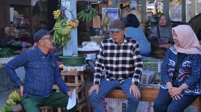 Talkshow yang dipandu Gospeng dan Anies Cethul dengan narasumber anggota DPRD Kabupaten Sleman Untung Basuki Rahmat dan Kadisperindag Kabupaten Sleman Dwi Wulandari.(Praba Mustika/Suara.com)