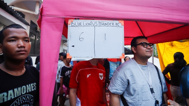 Para pemain berselebrasi usai mencetak gol pada pertandingan liga Aspal 2026. [Suara.com/Alfian Winanto]