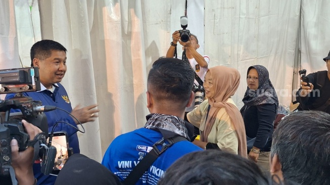 SC Piala Presiden 2026 Maruarar Sirait saat mempertemukan UMKM di Stadion Si Jalak Harupat, Bandung (Suara.com/Adie Prasetyo Nugraha)