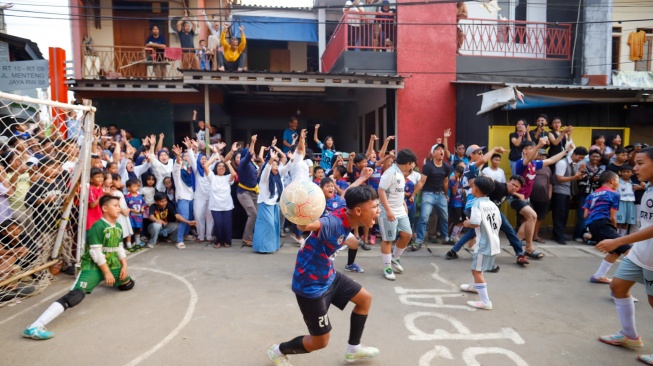 Para pemain berselebrasi usai mencetak gol pada pertandingan liga Aspal 2026. [Suara.com/Alfian Winanto]