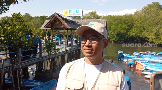 Senior Manager PLN Indonesia Power Unit Bisnis Pembangkitan Bali, Madi Hartayasa dalam acara Hari Mangrove Sedunia, Minggu (26/7/2025) di Ekowisata Batu Lumbang, Tahura Ngurah Rai, Bali. {Suara.com/Eviera Paramita Sandi]