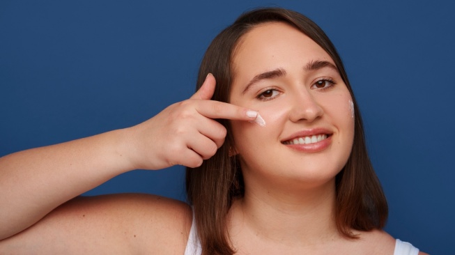 ilustrasi moisturizer untuk kulit glowing (magnific)