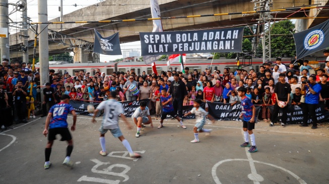 Suasana para penonton melihat pertandingan Liga Aspal 2026. [Suara.com/Alfian Winanto]
