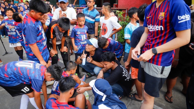 Pelatih mengatur strategi kepada para pemain sebelum pertandingan liga aspal 2026. [Suara.com/Alfian Winanto]