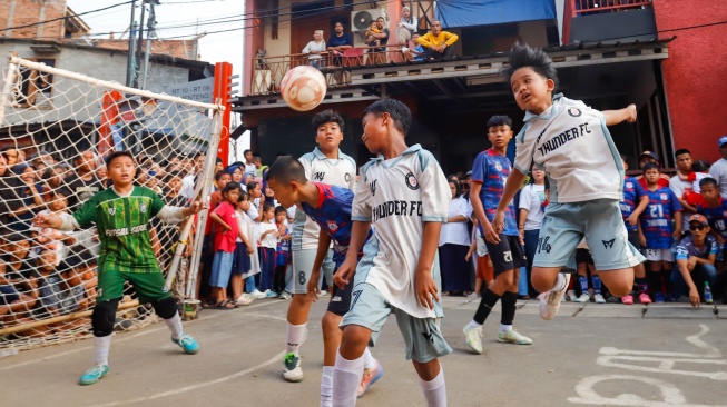 Para pemain saling berebut bola saat pertandingan Liga aspal 2026. [Suara.com/Alfian Winanto]