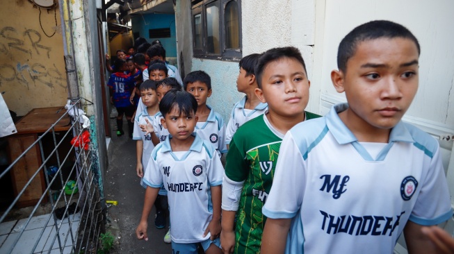 Para pemain bersiap memasuki lapangan untuk mengikuti pertandingan liga aspal 2026. [Suara.com/Alfian Winanto]