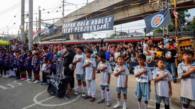 Para pemain menyanyikan lagu Indonesia Raya sebelum memulai pertandingan Liga Aspal 2026. [Suara.com/Alfian Winanto]