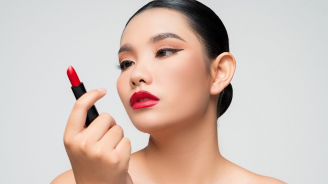 Apa Perbedaan Lipstik Cair dan Lipstik Padat?