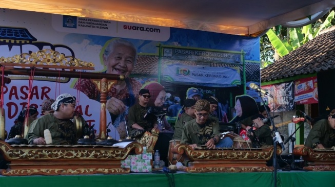 Pertunjukan seni gamelan dalam acara Gerakan Meramaikan Pasar Rakyat di Pasar Kebonagung, Sleman, Sabtu (25/7/2026).(Praba Mustika/Suara.com)