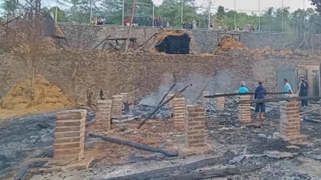 Kebakaran Kasepuhan Ciptamulya: 51 Rumah dan 49 Leuit Hangus, Puluhan Ton Padi Musnah